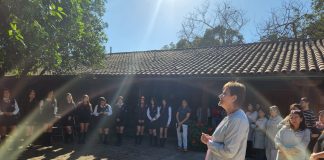 Profesores dan especial bienvenida a IV medio en su última etapa escola