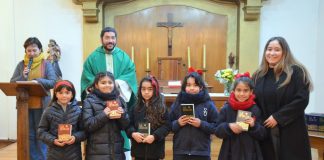 Con alegría y fe: alumnas de 3° Básico reciben sus Biblias en emotiva celebración